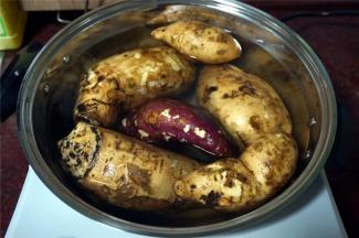 番薯洗净后，放入锅里，加入清水，清水淹过番薯大部分即可。