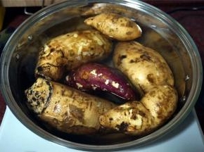 番薯洗净后，放入锅里，加入清水，清水淹过番薯大部分即可。