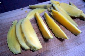 然后切成厚度为1厘米的薄片。