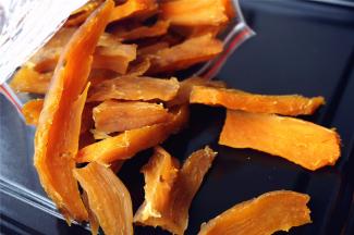 因为CC喜欢吃口感偏干硬的，所以我这次烘得久一点。一般孩子和老人家吃，烘8个小时就行。