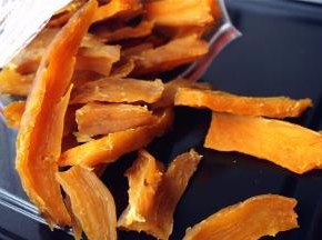 因为CC喜欢吃口感偏干硬的，所以我这次烘得久一点。一般孩子和老人家吃，烘8个小时就行。