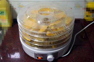 将番薯片铺放入果干机中，用60度来烘干，时间为12个小时。