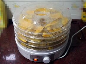 将番薯片铺放入果干机中，用60度来烘干，时间为12个小时。