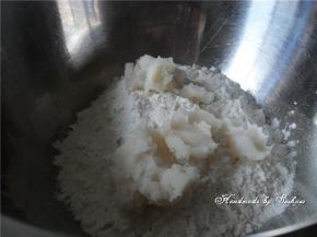 油酥材料，混合，揉成团，