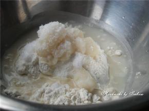 油皮部分的材料全部混合揉成团，静置半个小时