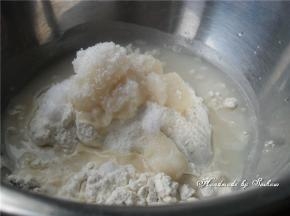 油皮部分的材料全部混合揉成团，静置半个小时