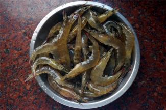 大虾洗净后，去虾肠，并剪去须腿。
