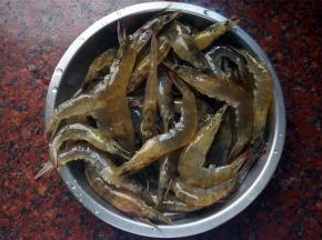 大虾洗净后，去虾肠，并剪去须腿。