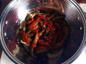 放入大虾，然后放上盐，糖，生抽，料酒，番茄酱，清水。