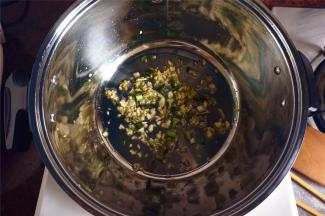 锅里放入油，蒜蓉，姜蓉，葱粒。