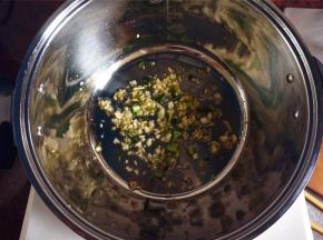 锅里放入油，蒜蓉，姜蓉，葱粒。