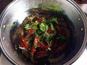 在四周倒入清水，香草铺放在大虾表面。