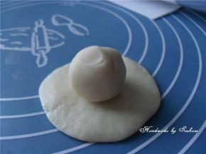 取一份油皮，将油酥包裹起来