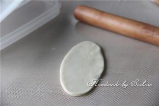 取一个油酥皮，擀成牛舌状