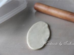 取一个油酥皮，擀成牛舌状