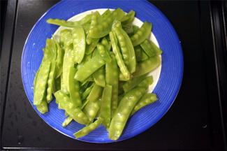 荷兰豆摘去头尾，洗净。