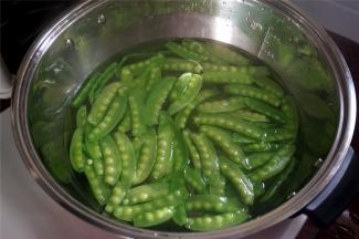 烧开水，将荷兰豆飞水处理（沸水煮1分钟左右捞起）。