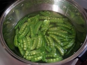 烧开水，将荷兰豆飞水处理（沸水煮1分钟左右捞起）。