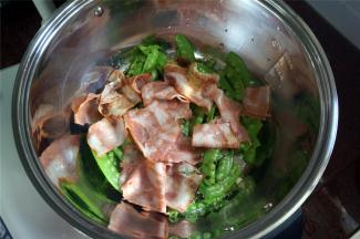 将所有食材放入锅里。