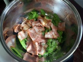 将所有食材放入锅里。