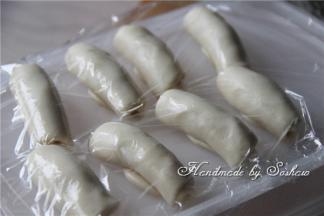 将全部擀好的油酥皮，用保鲜膜盖住，静置15分钟