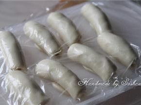 将全部擀好的油酥皮，用保鲜膜盖住，静置15分钟