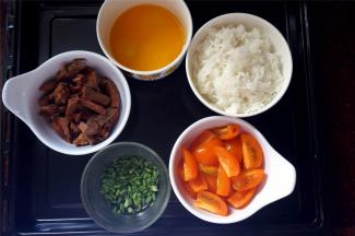 番茄洗净一分为四，卤牛肉切细，鸡蛋打碎，准备少许葱花，冷饭一碗。