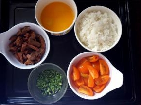 番茄洗净一分为四，卤牛肉切细，鸡蛋打碎，准备少许葱花，冷饭一碗。
