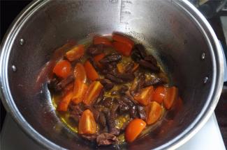 1分钟后开盖，放入卤牛肉粒，翻炒均匀。