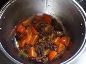 1分钟后开盖，放入卤牛肉粒，翻炒均匀。