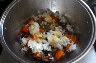 然后倒入打散了的冷饭，同时倒入全蛋液，拌均匀。