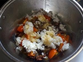 然后倒入打散了的冷饭，同时倒入全蛋液，拌均匀。