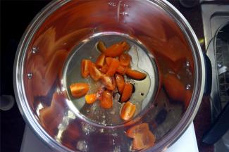 将油，水果番茄，盐糖酱油加入锅里。