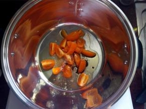 将油，水果番茄，盐糖酱油加入锅里。