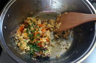 盖锅，至干锅程序结束，开盖，撒入葱花，伴均匀后装盘。