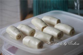 擀好的油酥皮，再盖保鲜膜，静置15分钟