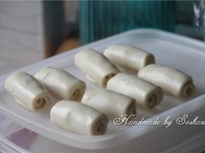 擀好的油酥皮，再盖保鲜膜，静置15分钟