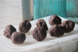 静置油酥皮的时候，将红豆馅平均分成40克每个