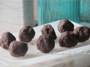 静置油酥皮的时候，将红豆馅平均分成40克每个