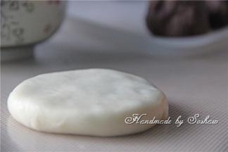 包好的油酥，压扁