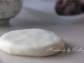 包好的油酥，压扁