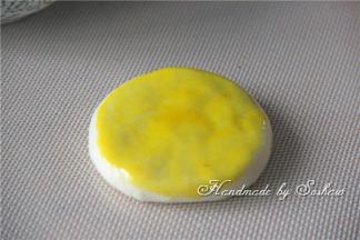 在红豆酥上刷上一层蛋黄液，再撒上芝麻