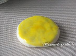 在红豆酥上刷上一层蛋黄液，再撒上芝麻