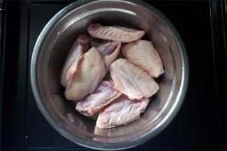 鸡翅洗净后，用小刀在正反面各划3刀，以便入味。