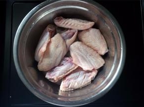 鸡翅洗净后，用小刀在正反面各划3刀，以便入味。