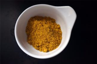 准备20克咖喱粉。