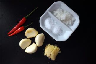 准备红辣椒（干鲜都可以），蒜，姜，盐，糖。