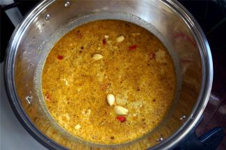 加入咖喱粉，椰浆，清水，稍微拌均匀。