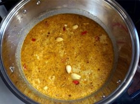 加入咖喱粉，椰浆，清水，稍微拌均匀。