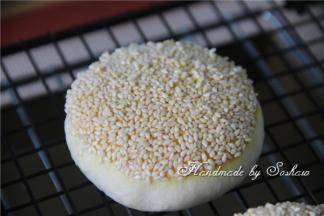 烤好的红豆酥，直接放在烤网上冷却